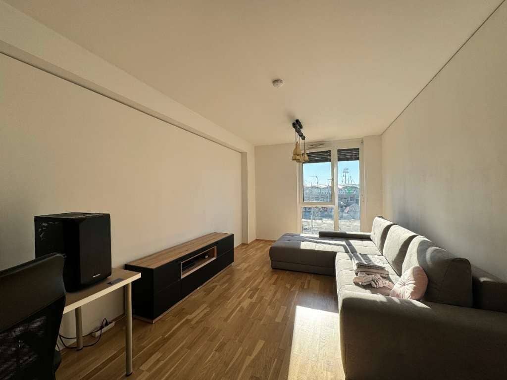 Bright 2-Room Apartment with Elevator and Storage Unit