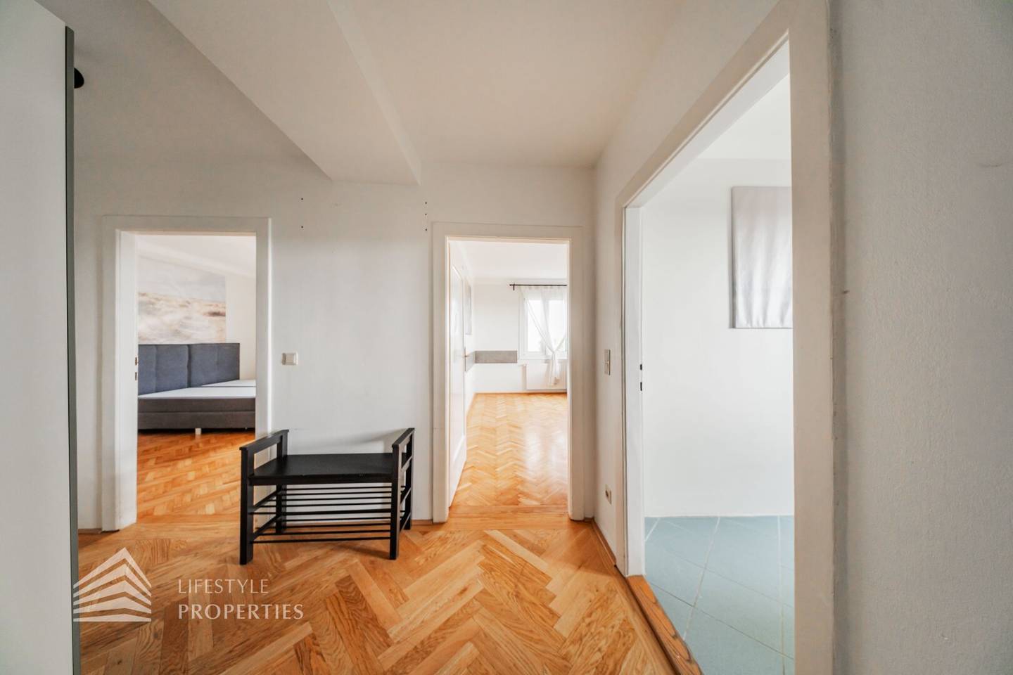 Old building apartment near Meiselmarkt open kitchen