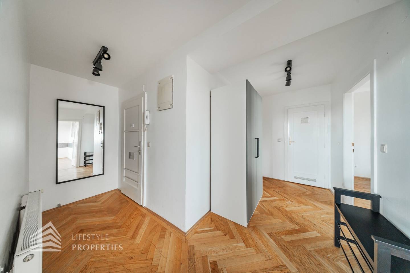 Old building apartment near Meiselmarkt open kitchen