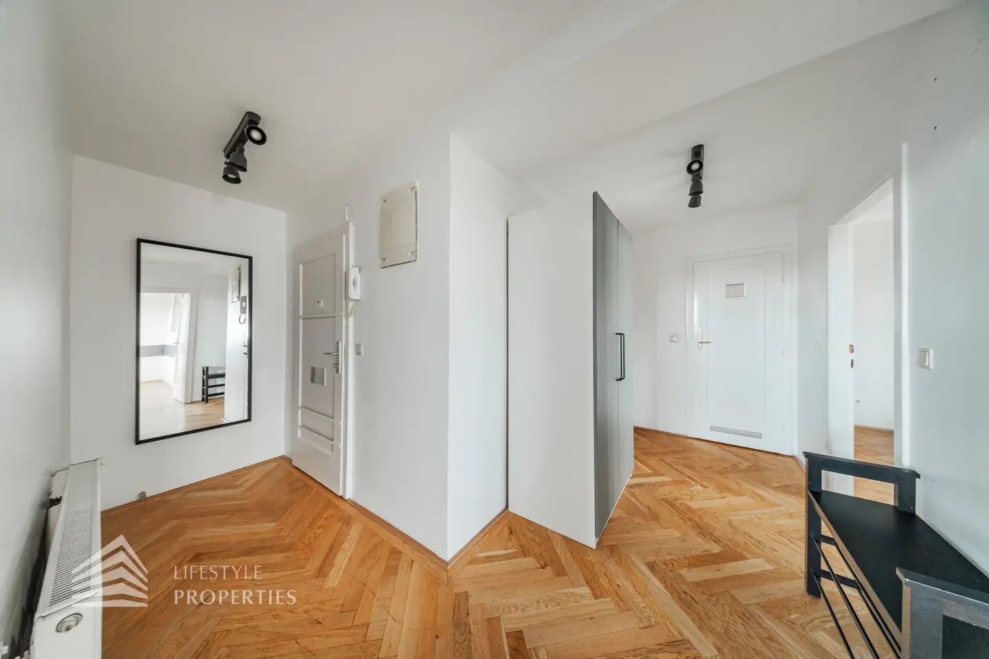 Old building apartment near Meiselmarkt open kitchen