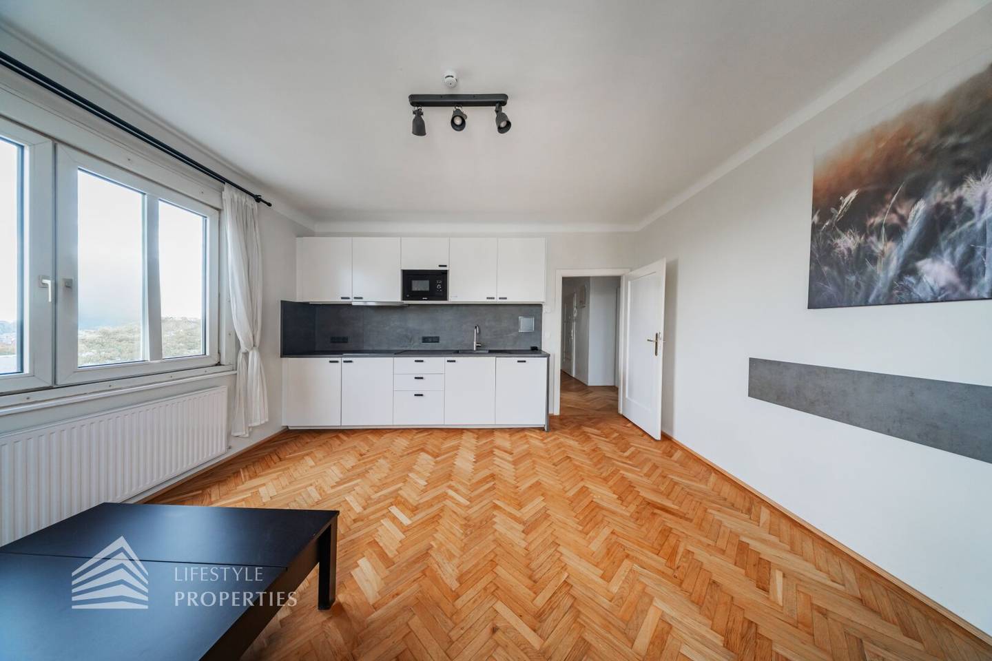 Old building apartment near Meiselmarkt open kitchen