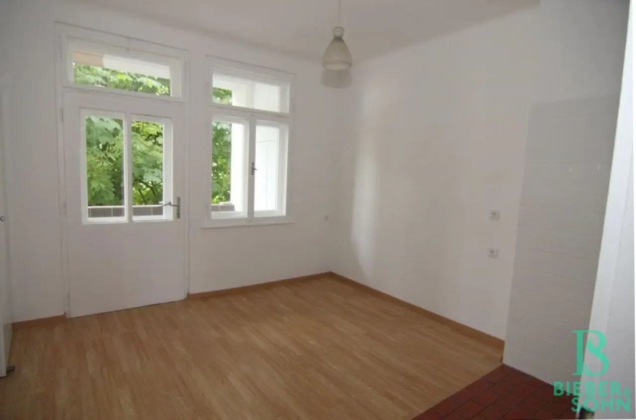 Blick ins Grüne! Zentrumsnahe Loggia-Wohnung - WG geeignet! Garagenplatz!