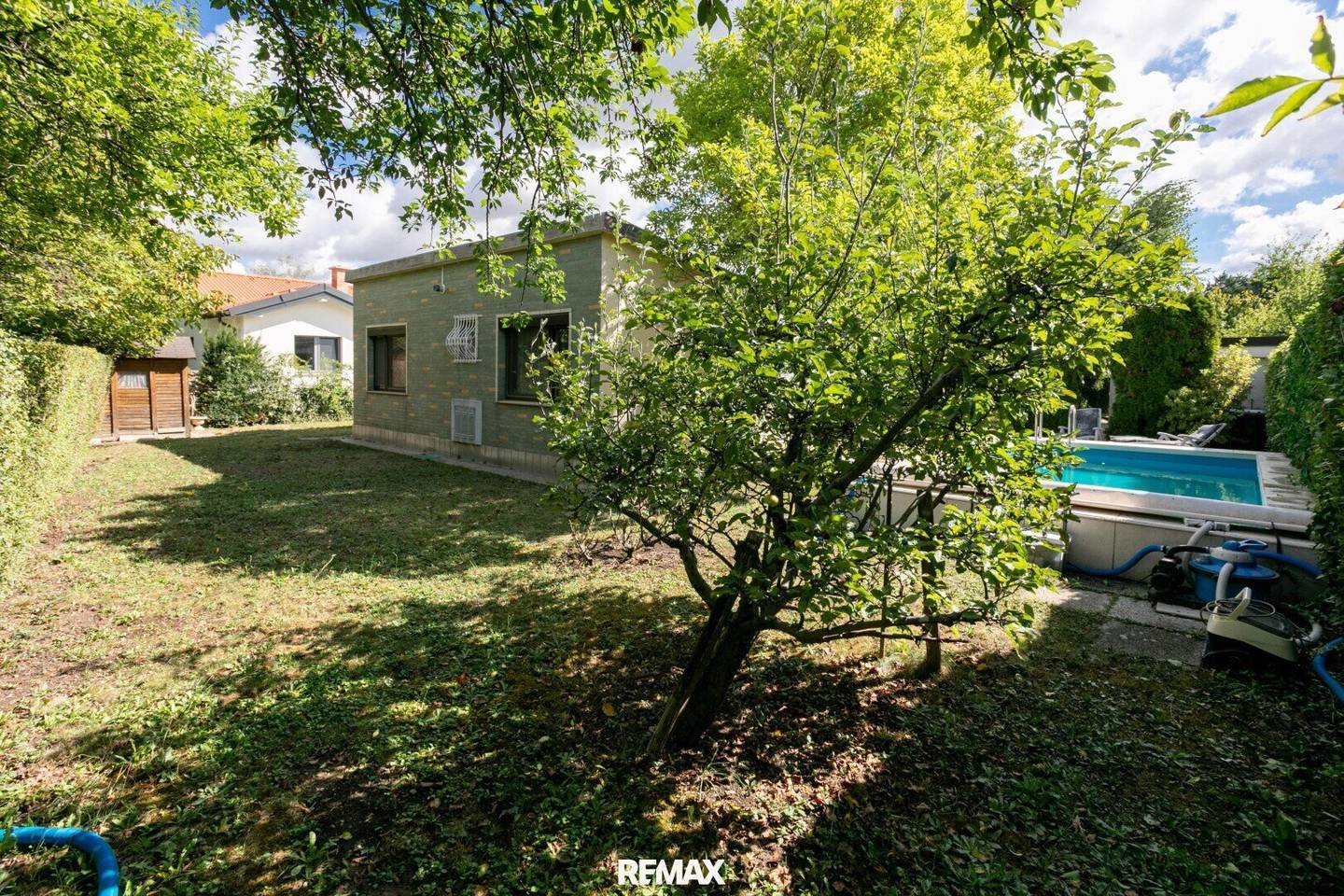 Mediterranean lifestyle near the lake, bungalow for weekends or year-round