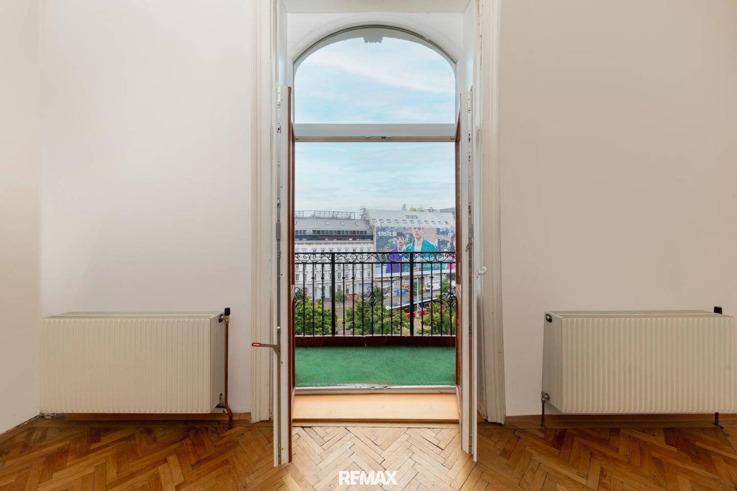 Altbauwohnung nahe Mariahilfer Straße mit Balkon
