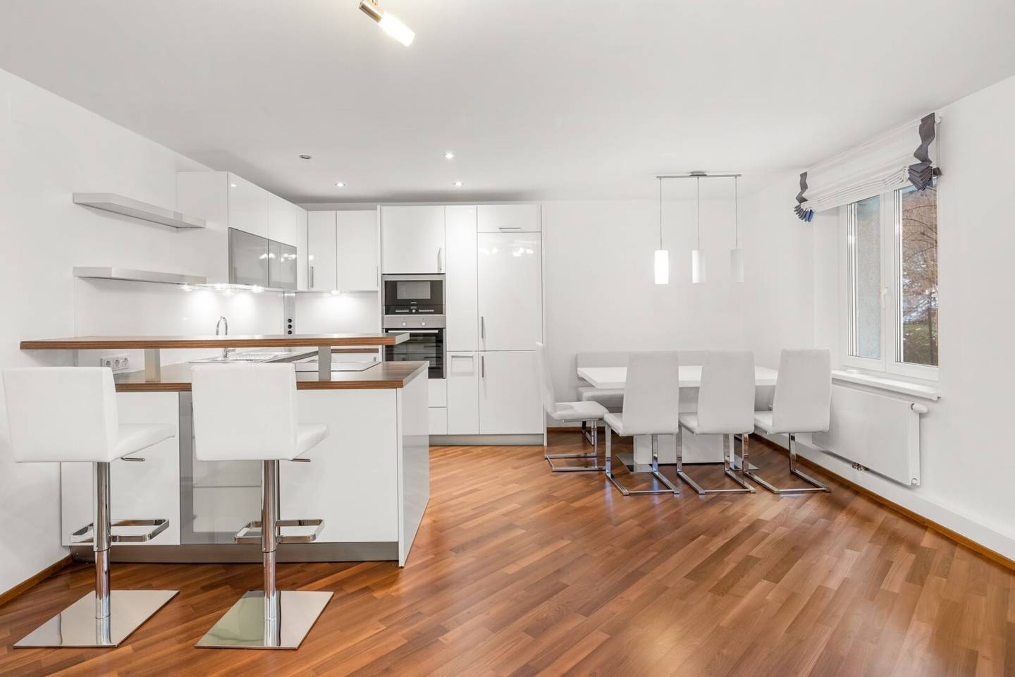 Renovated apartment in peaceful green setting near the park