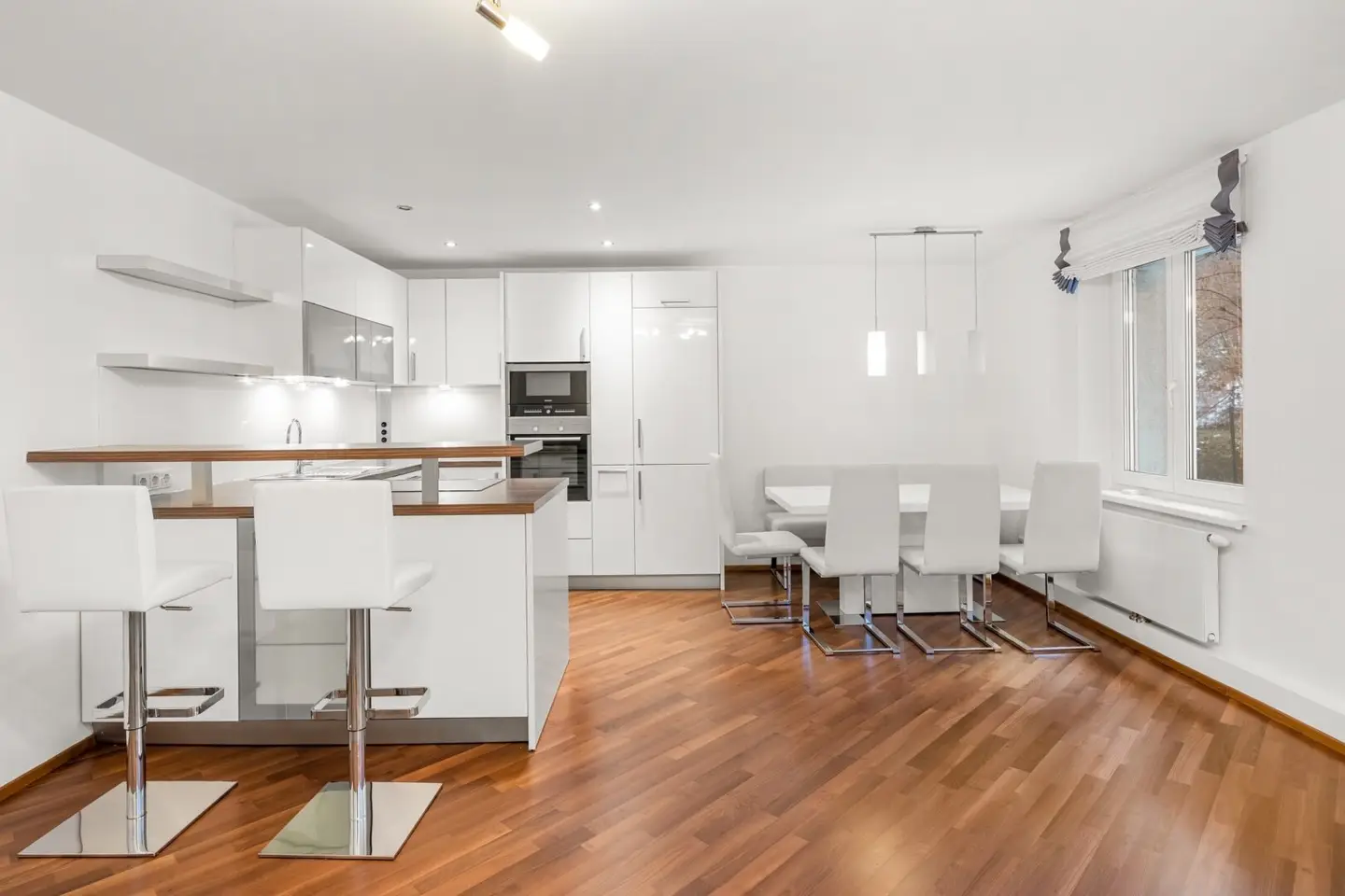 Renovated apartment in peaceful green setting near the park