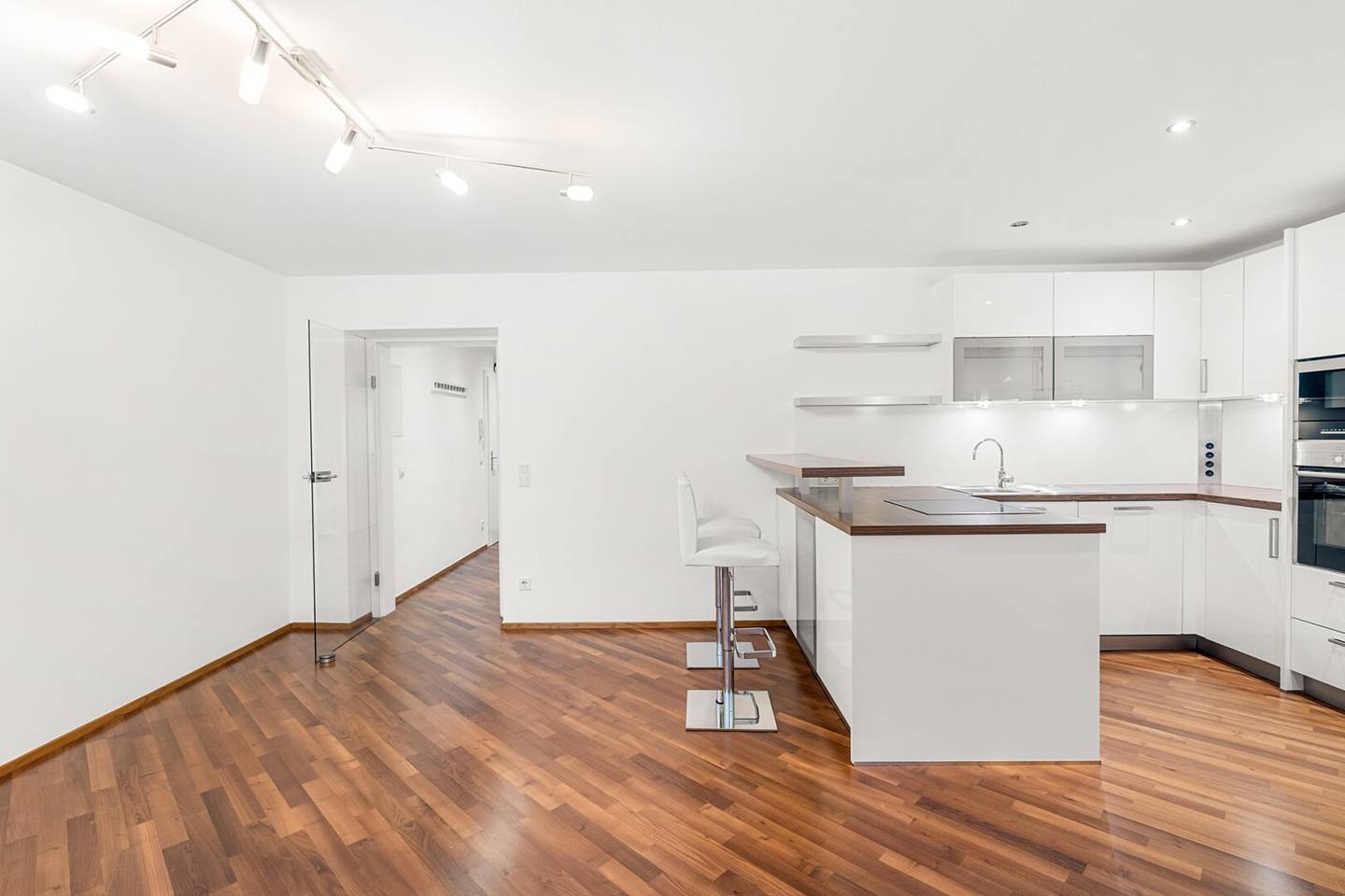 Renovated apartment in peaceful green setting near the park