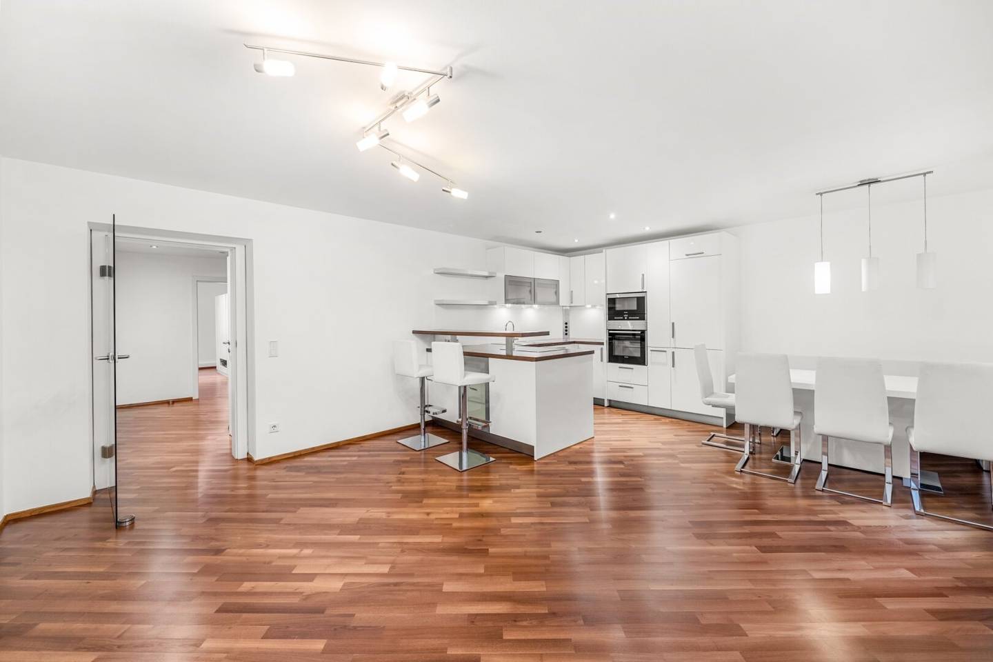 Renovated apartment in peaceful green setting near the park