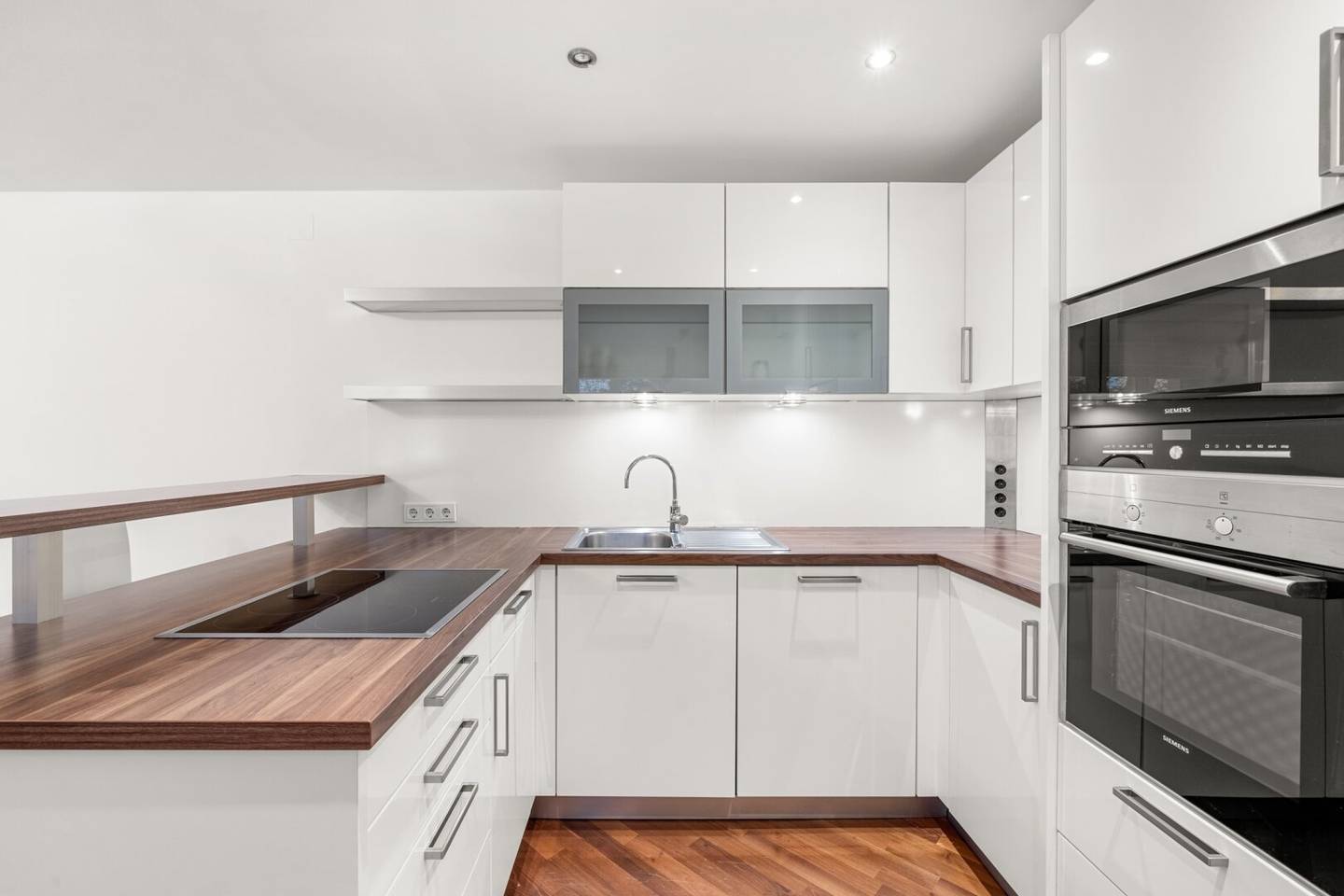 Renovated apartment in peaceful green setting near the park