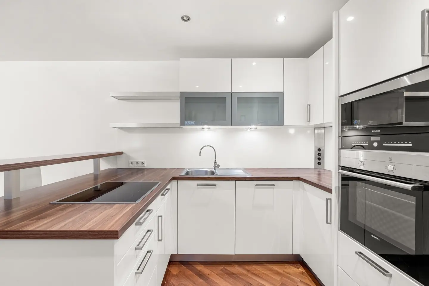 Renovated apartment in peaceful green setting near the park