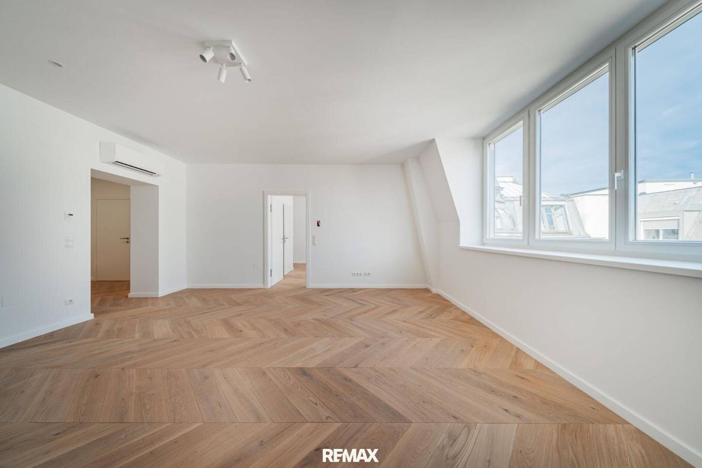 Dachgeschosswohnung am Drasche Park lichtdurchflutet neuwertig