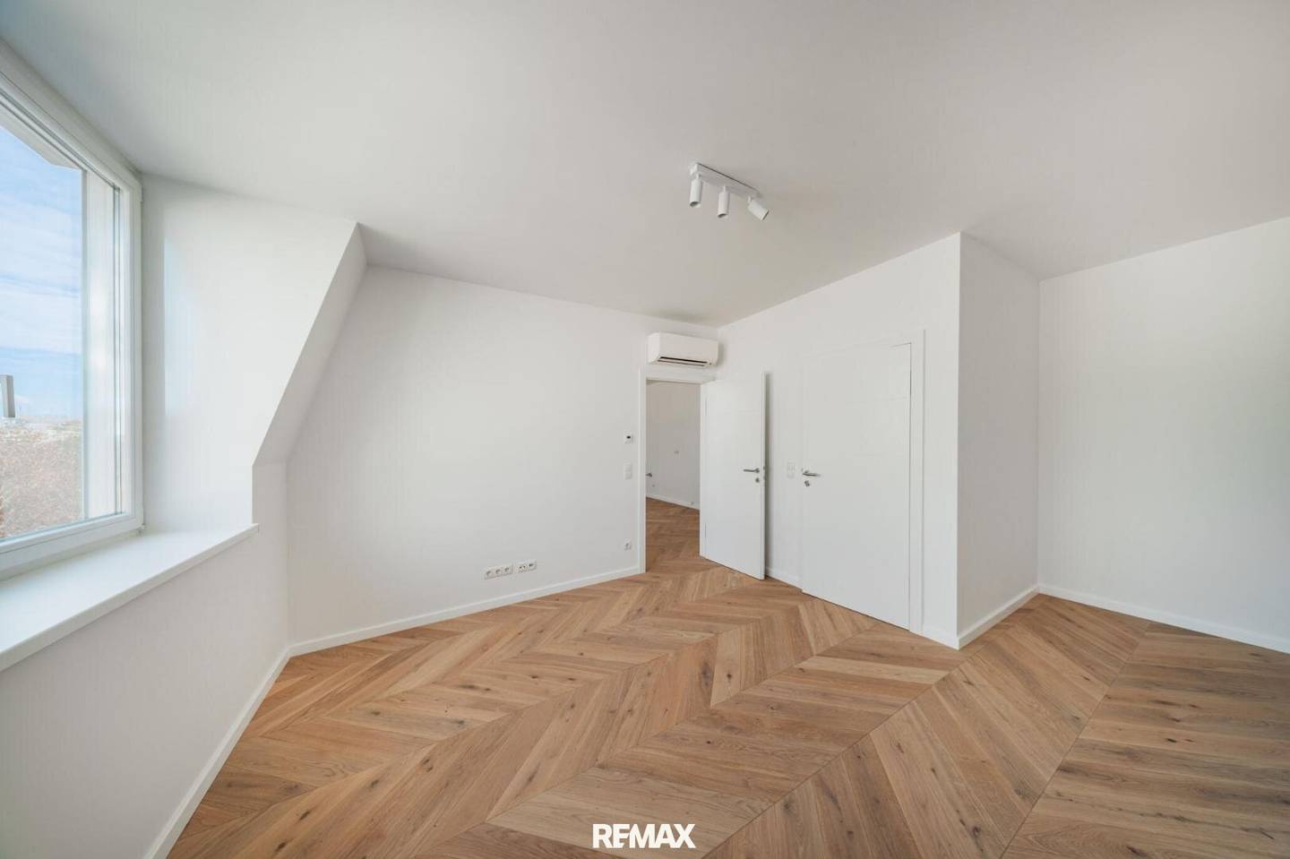 Dachgeschosswohnung am Drasche Park lichtdurchflutet neuwertig