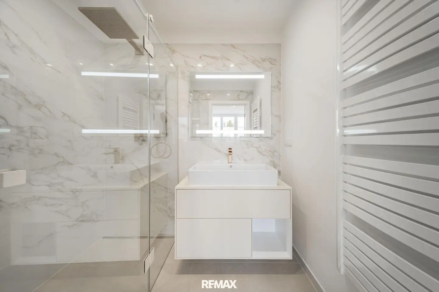 Attic apartment at Drasche Park bright and newly renovated