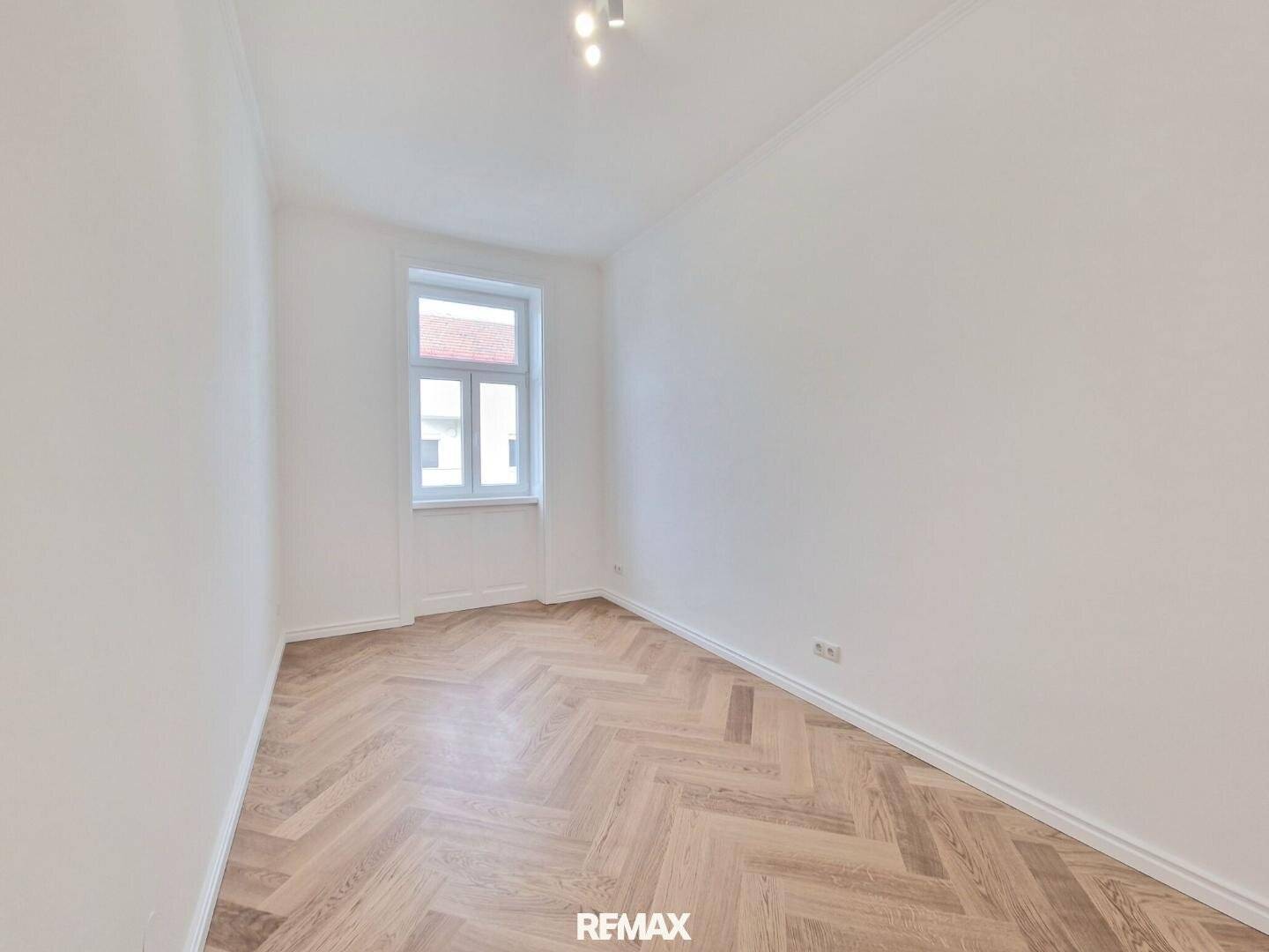 Apartment first occupancy near U4 in historic building