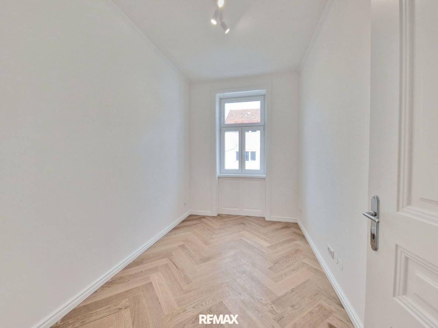 Apartment first occupancy near U4 in historic building