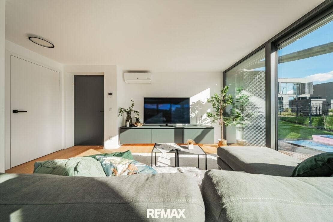 Exclusive villa in a beautiful green tranquil setting with outdoor pool and sauna