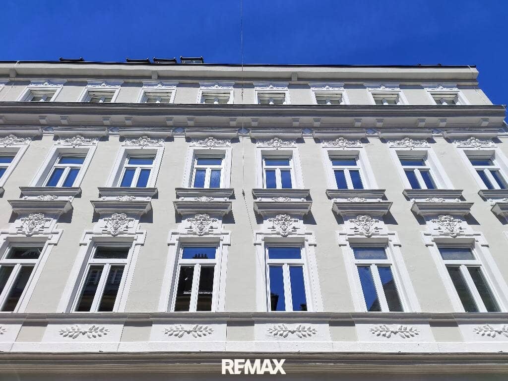 Helle Dachgeschosswohnung mit Balkon und Klimaanlage