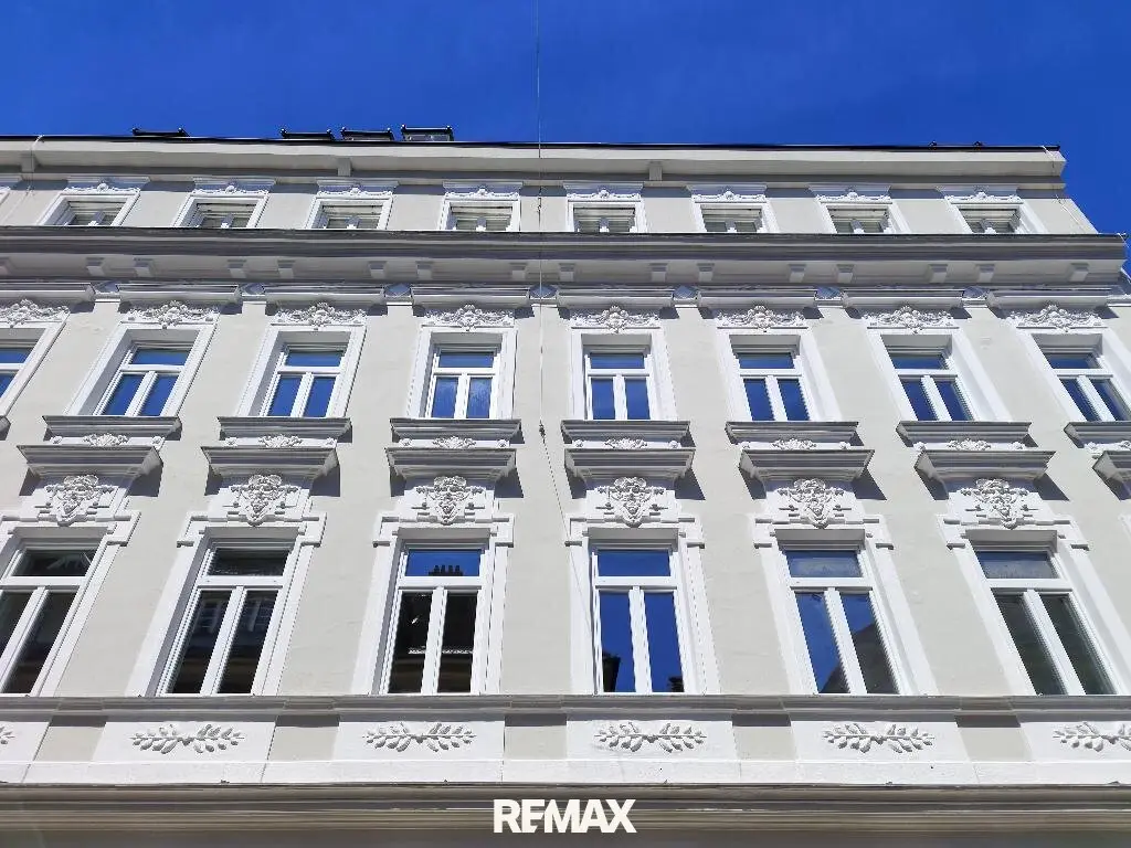 Helle Dachgeschosswohnung mit Balkon und Klimaanlage