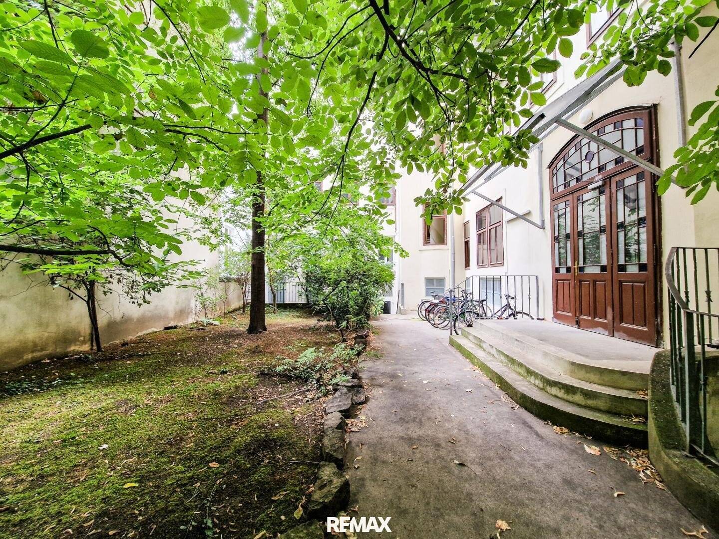 Old building apartment with high ceilings and decorative plaster in Josefstadt