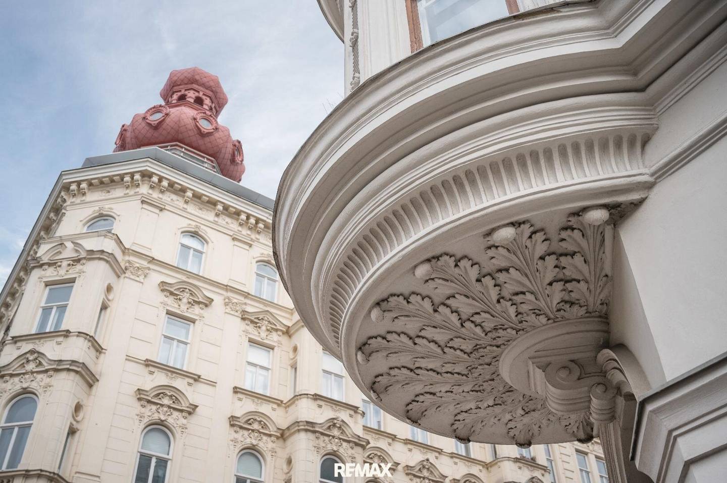 Old building apartment with high ceilings and decorative plaster in Josefstadt