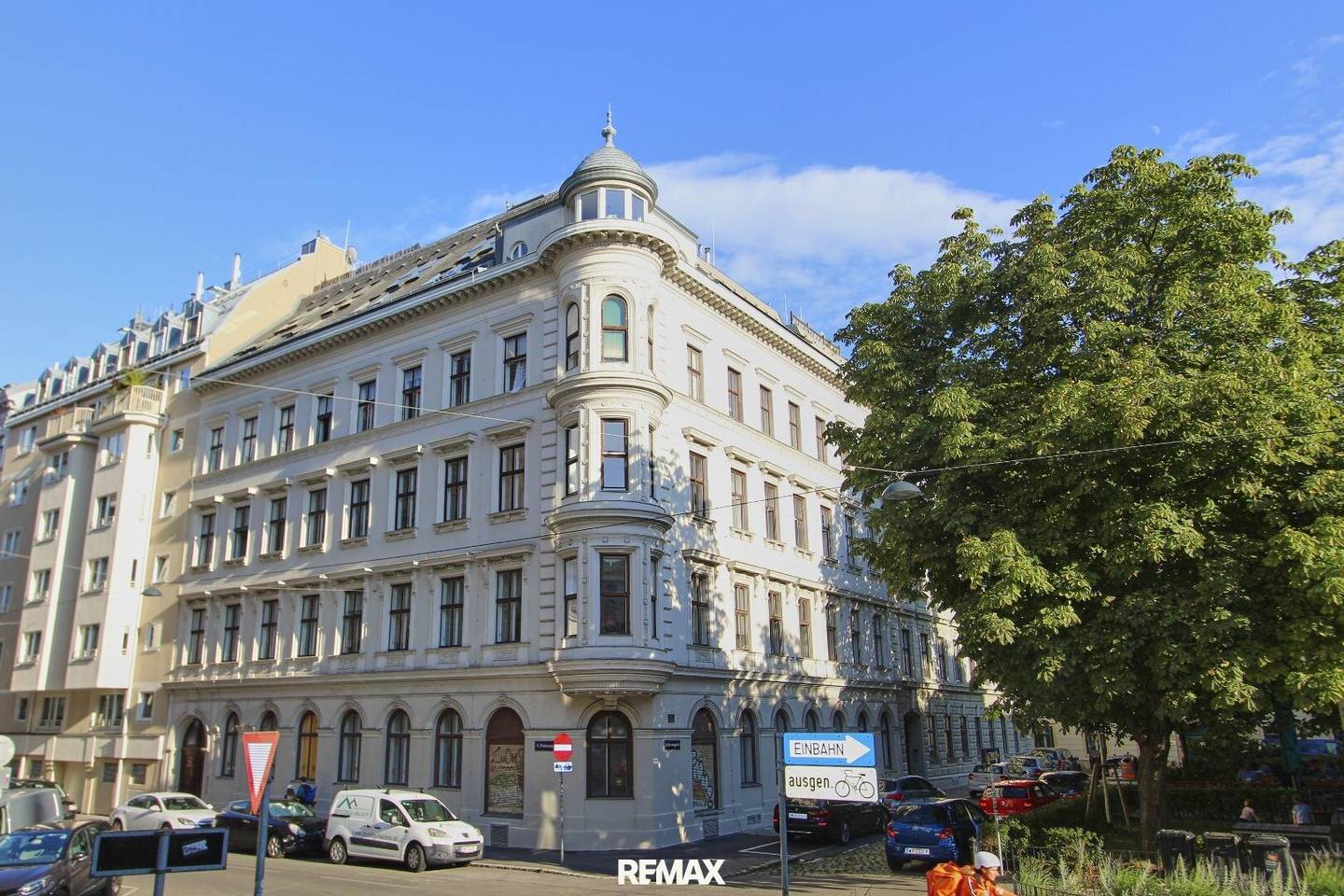 Old building apartment with high ceilings and decorative plaster in Josefstadt