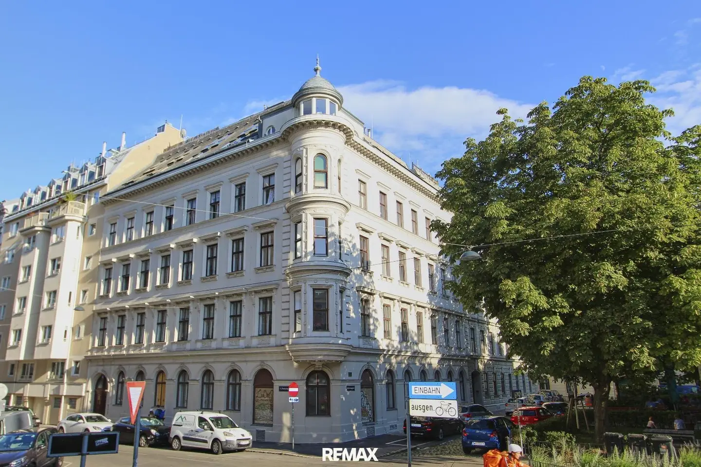 Old building apartment with high ceilings and decorative plaster in Josefstadt
