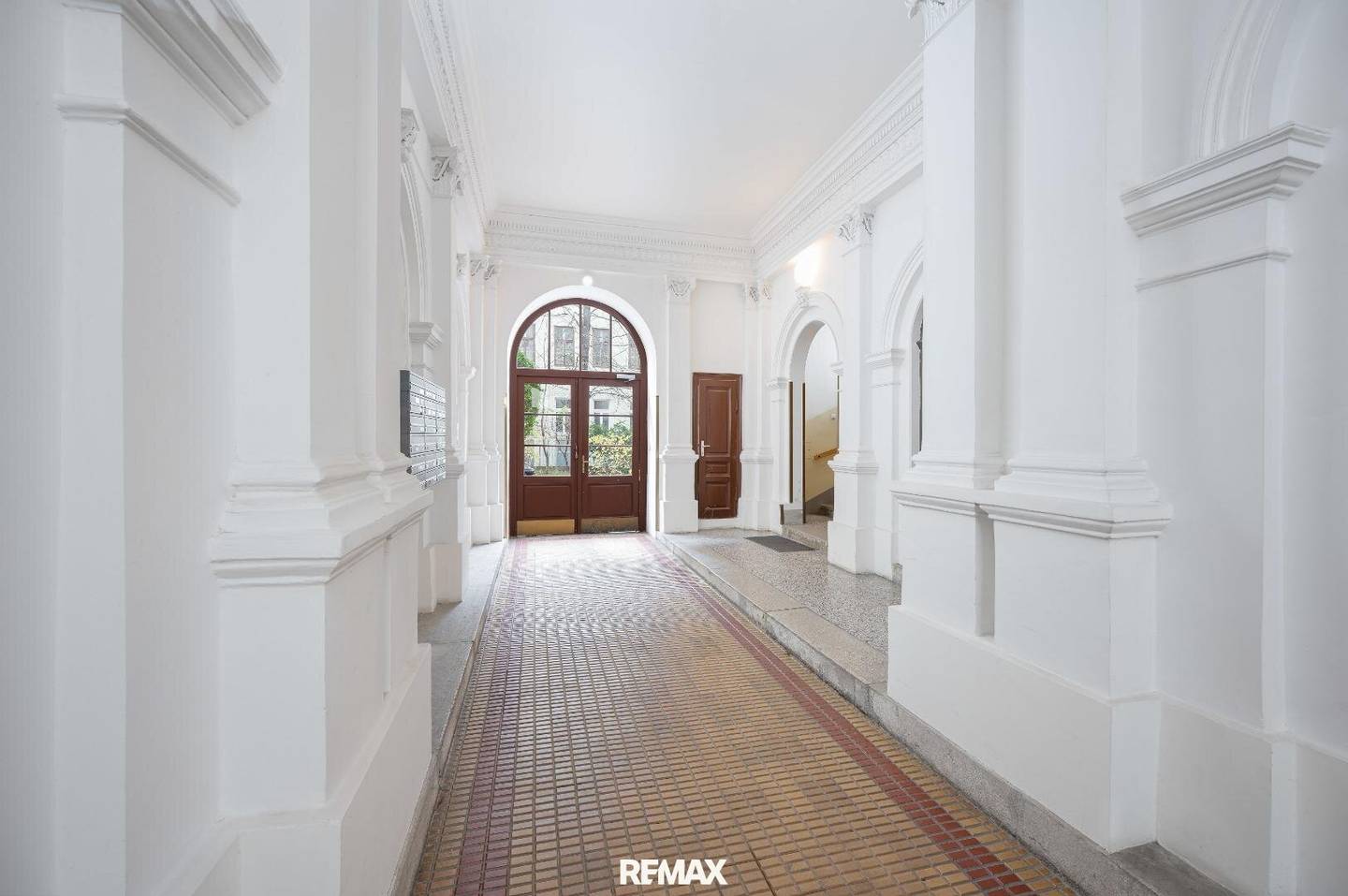 Old building apartment with high ceilings and decorative plaster in Josefstadt