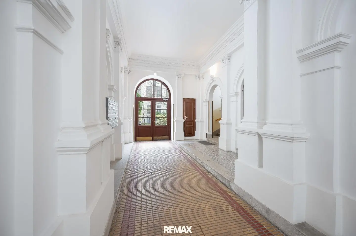 Old building apartment with high ceilings and decorative plaster in Josefstadt