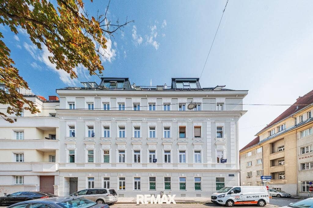 Apartment Renovated in Old Building near Donau