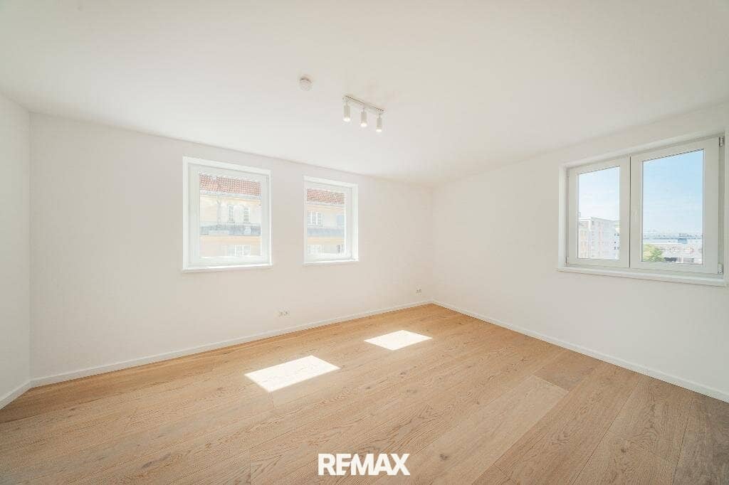Apartment Renovated in Old Building near Donau