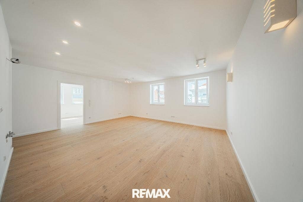 Apartment Renovated in Old Building near Donau