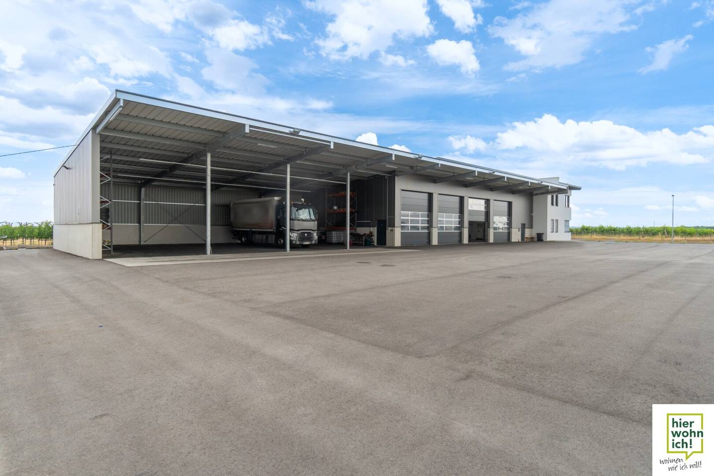 Covered parking space for trucks, caravans, cars, boats, classic cars, etc.