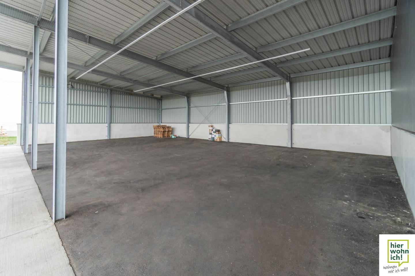 Covered parking space for trucks, caravans, cars, boats, classic cars, etc.