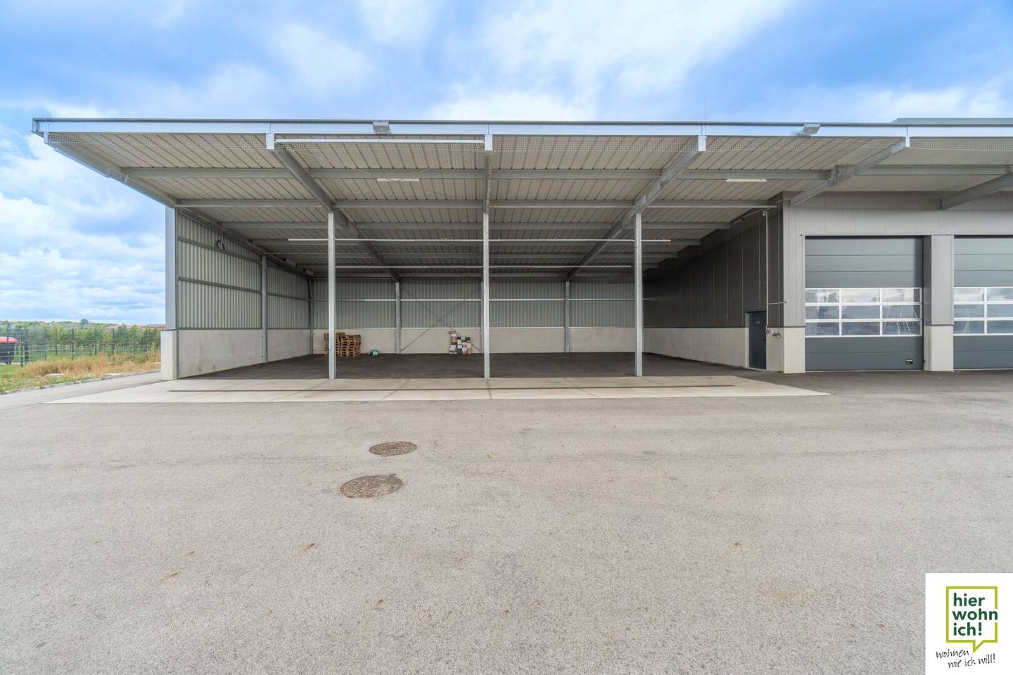 Covered parking space for trucks, caravans, cars, boats, classic cars, etc.
