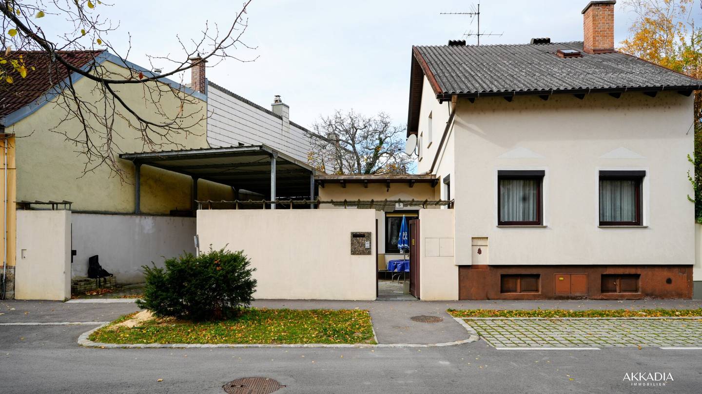 Single-family house with a lot of potential in a quiet location in Pfaffstätten
