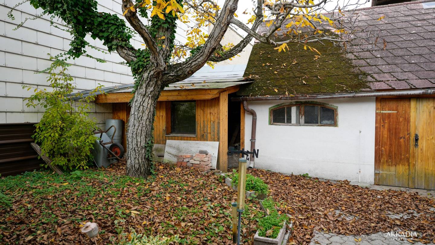 Single-family house with a lot of potential in a quiet location in Pfaffstätten
