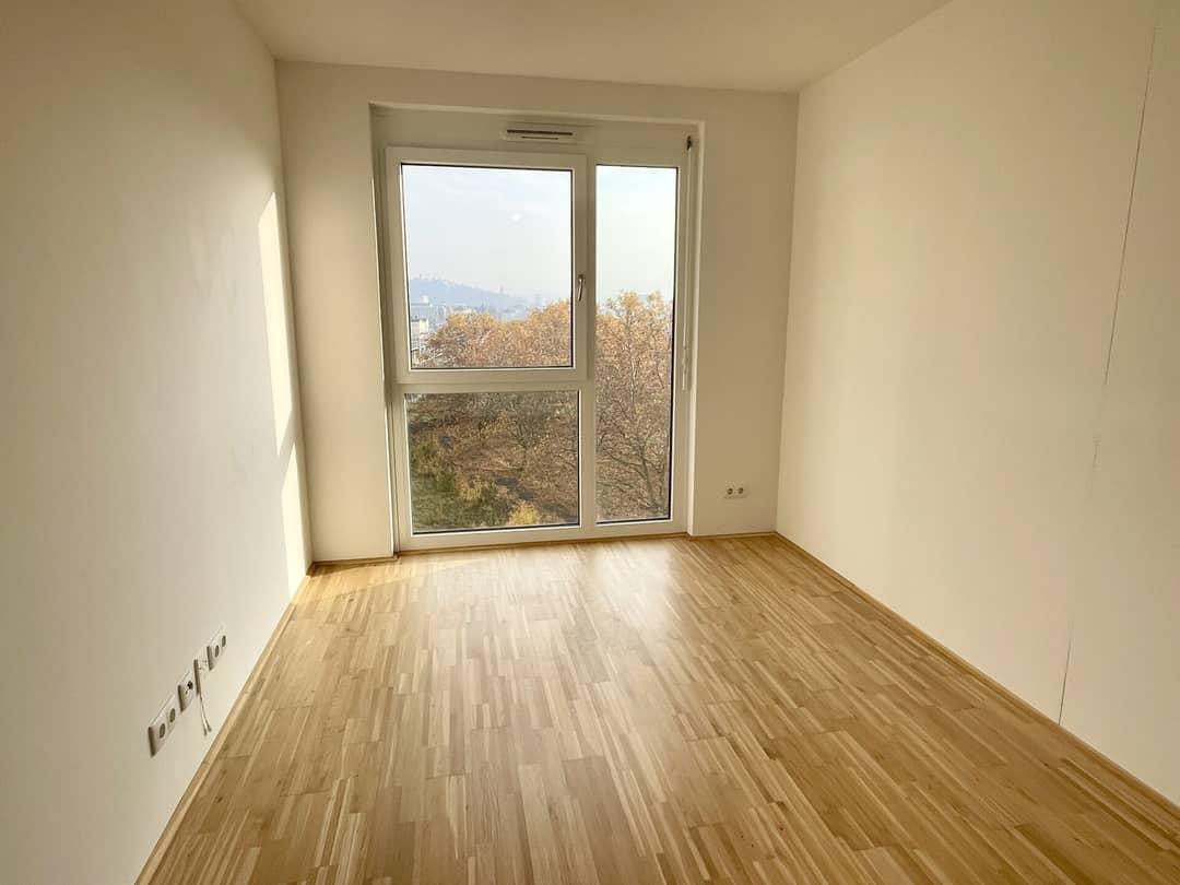 3 bedroom apartment with balcony rent free first month