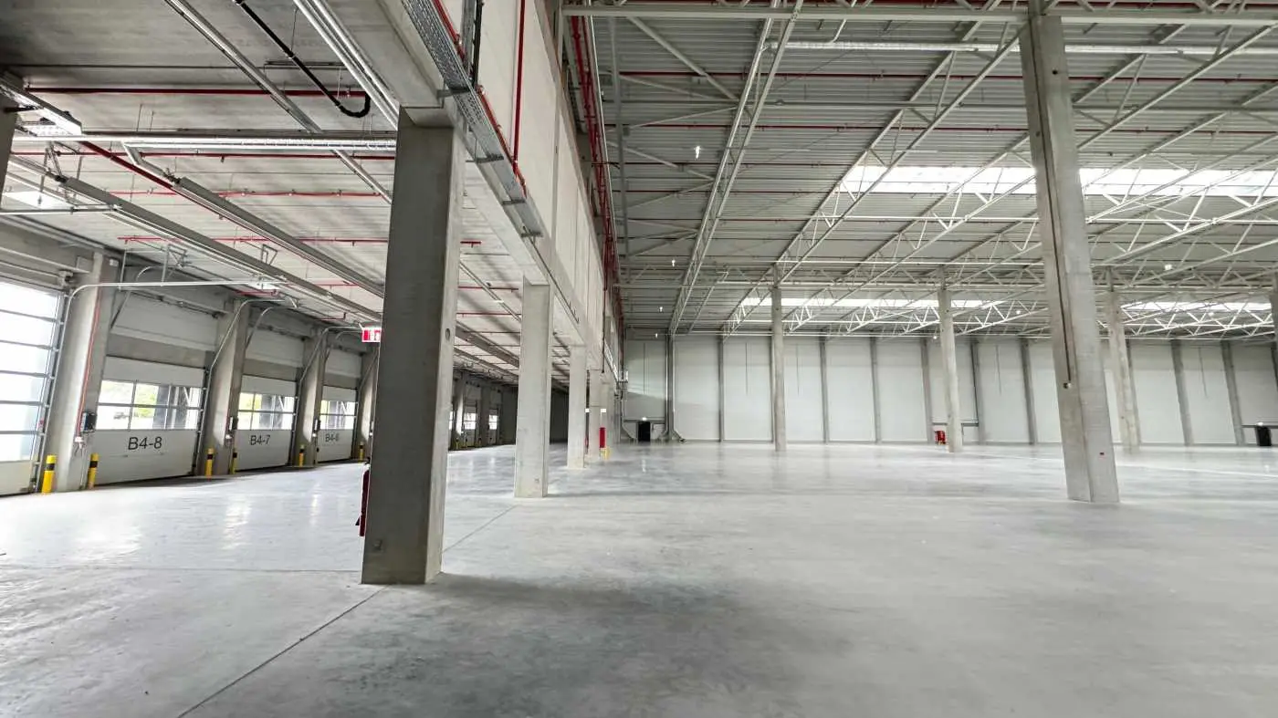 Top Logistikfläche nahe Wien – 6.945 m² Halle mit 15 Docks, Laderampen