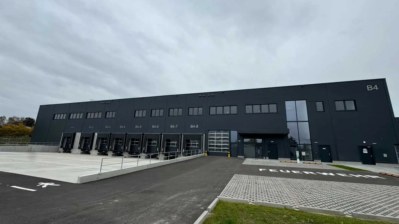 Top Logistikfläche nahe Wien – 6.945 m² Halle mit 15 Docks, Laderampen