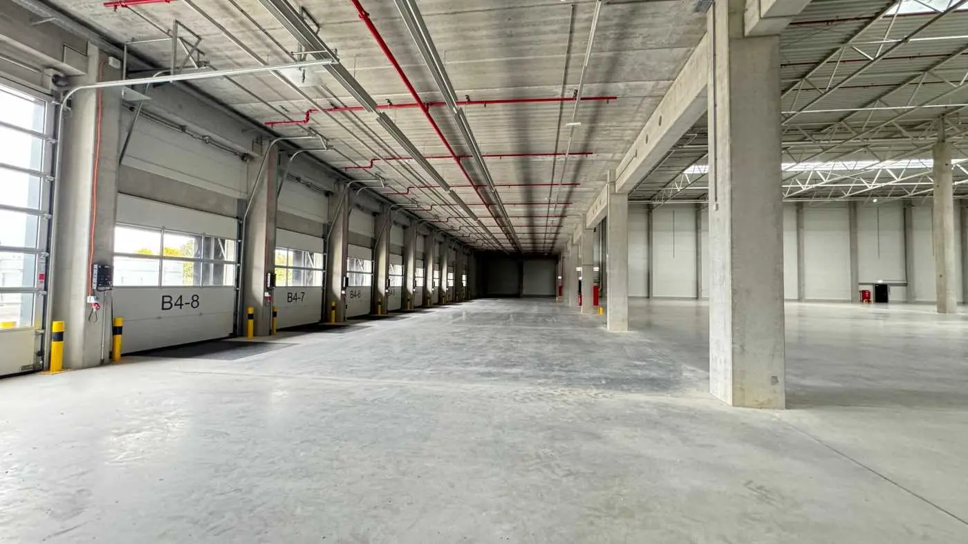 Top Logistikfläche nahe Wien – 6.945 m² Halle mit 15 Docks, Laderampen