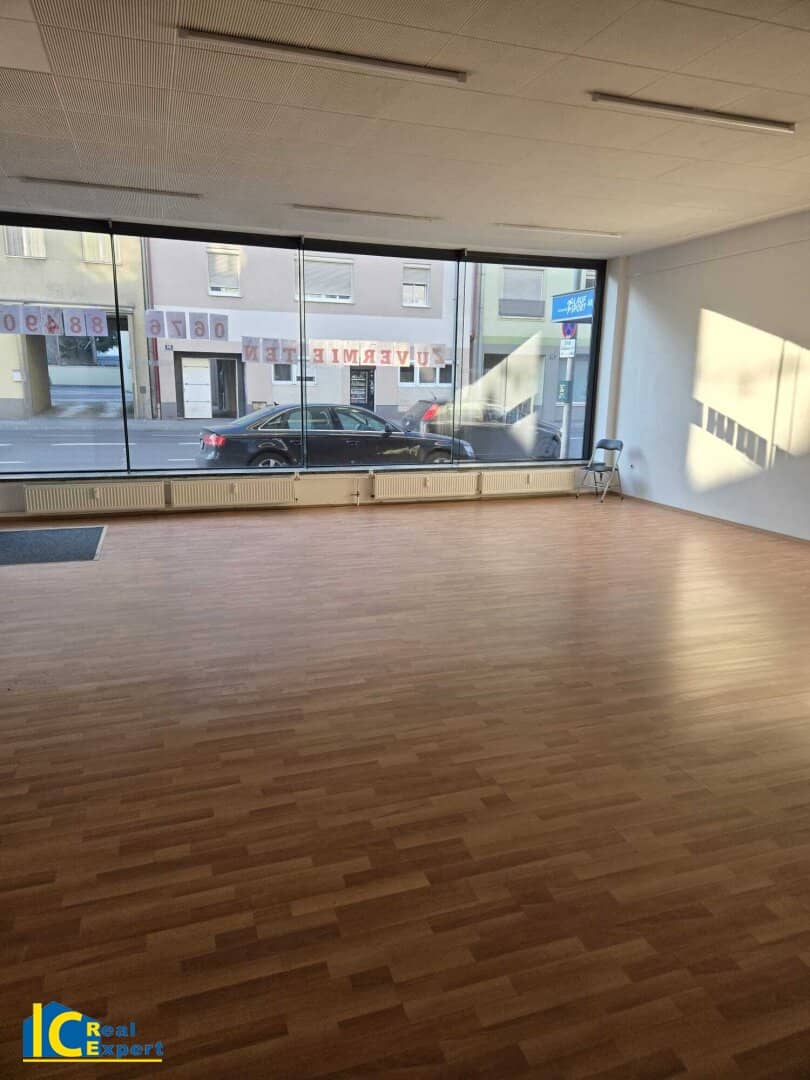 Ladenlokal im EG in Wiener Neustadt, Lage am Hauptplatz, 148 m²