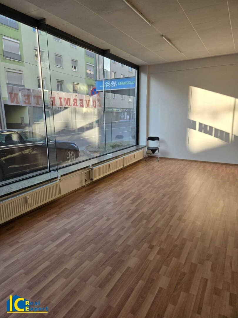 Ladenlokal im EG in Wiener Neustadt, Lage am Hauptplatz, 148 m²