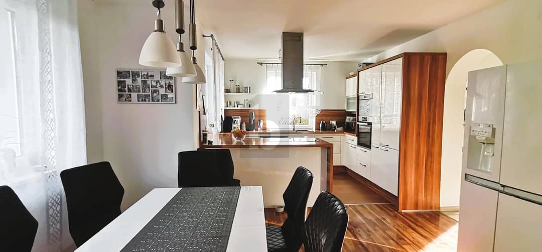 Geräumiges Einfamilienhaus mit Garten und Pool