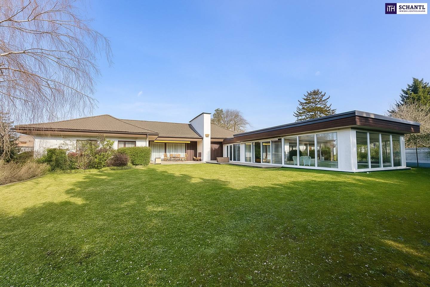Bungalow mit Indoor-Pool, Weinkeller & außergewöhnlich großem Grundstück / Eigengrund