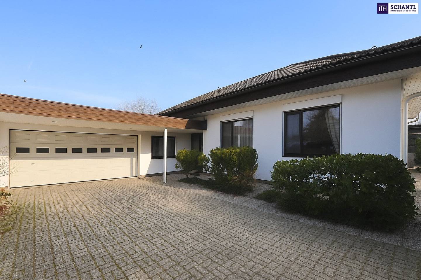 Bungalow mit Indoor-Pool, Weinkeller & außergewöhnlich großem Grundstück / Eigengrund