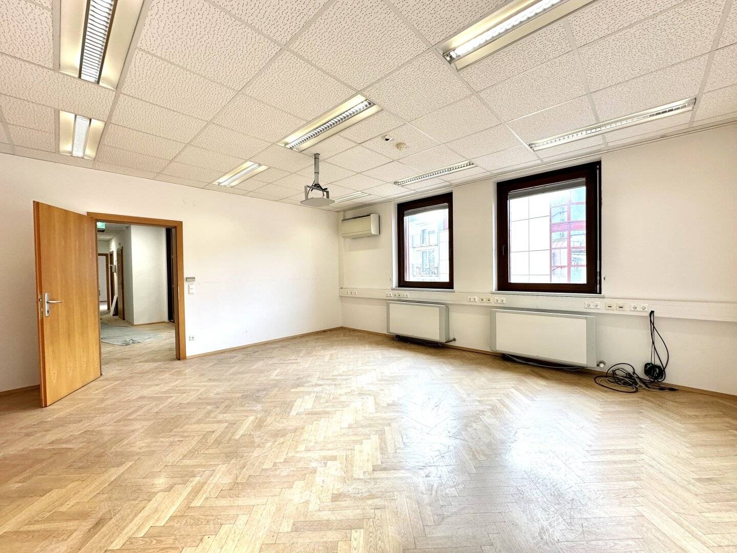 Office space with air conditioning and strong connectivity in Graz Lend