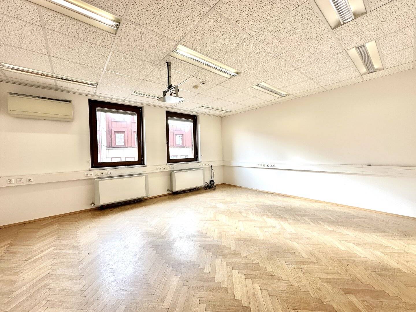 Office space with air conditioning and strong connectivity in Graz Lend