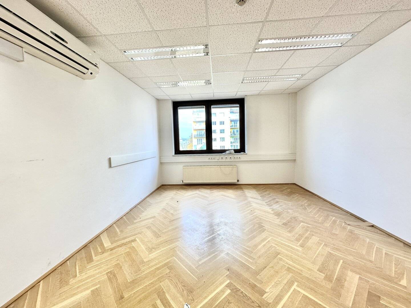 Office space with air conditioning and strong connectivity in Graz Lend