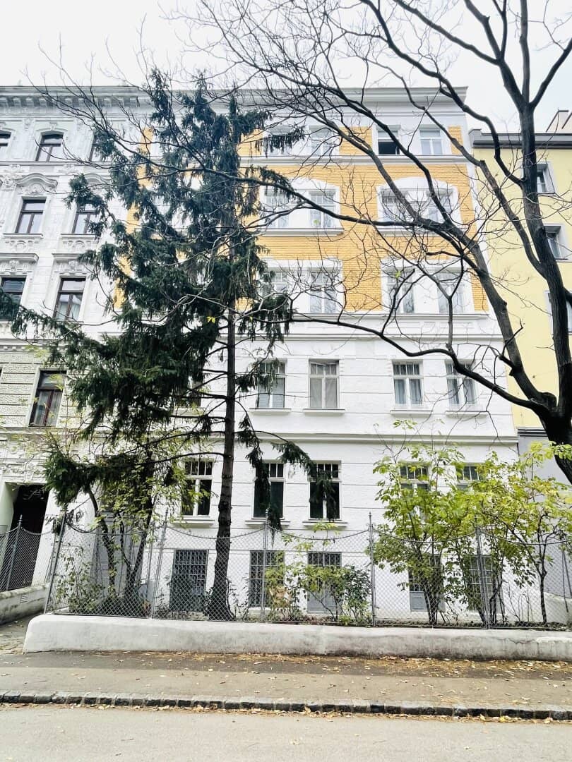 Old building charm, newly renovated one room apartment with a possible balcony near Landstraße