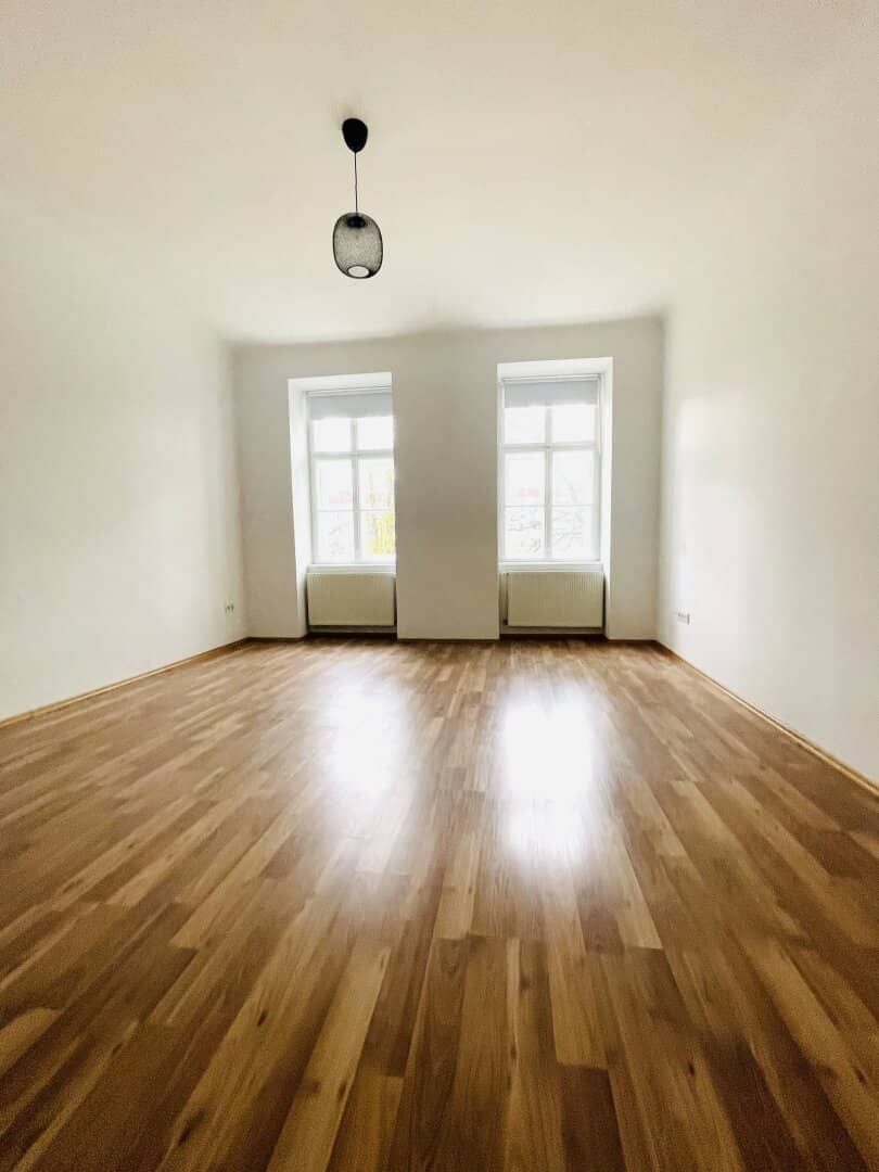 Old building charm, newly renovated one room apartment with a possible balcony near Landstraße
